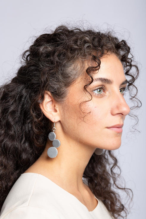 Eleganti orecchini Kiana in tonalità metalliche
